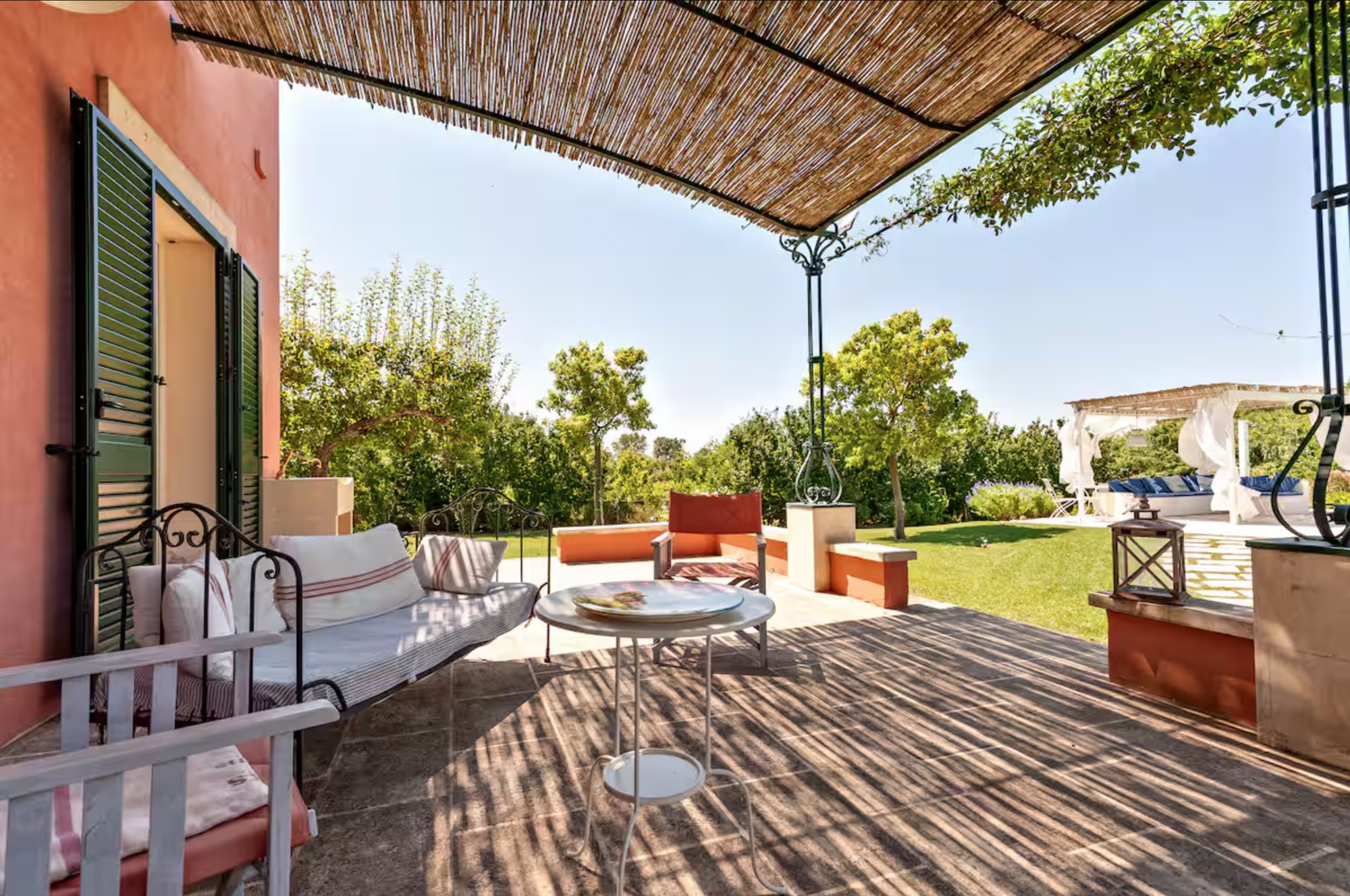 Beschattete Terrasse der Villa Cafaro mit Blick in den Garten