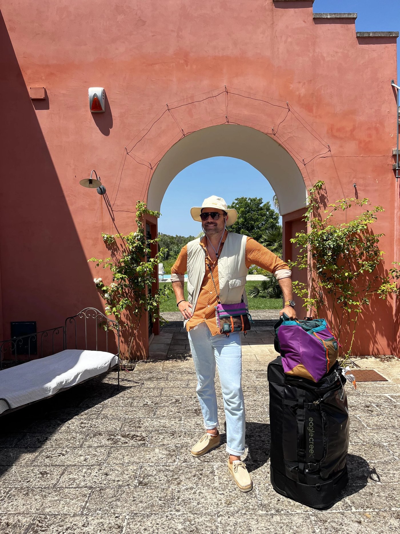 Emanuele, Gastgeber von Apulia Retreat, vor der Villa Cafaro
