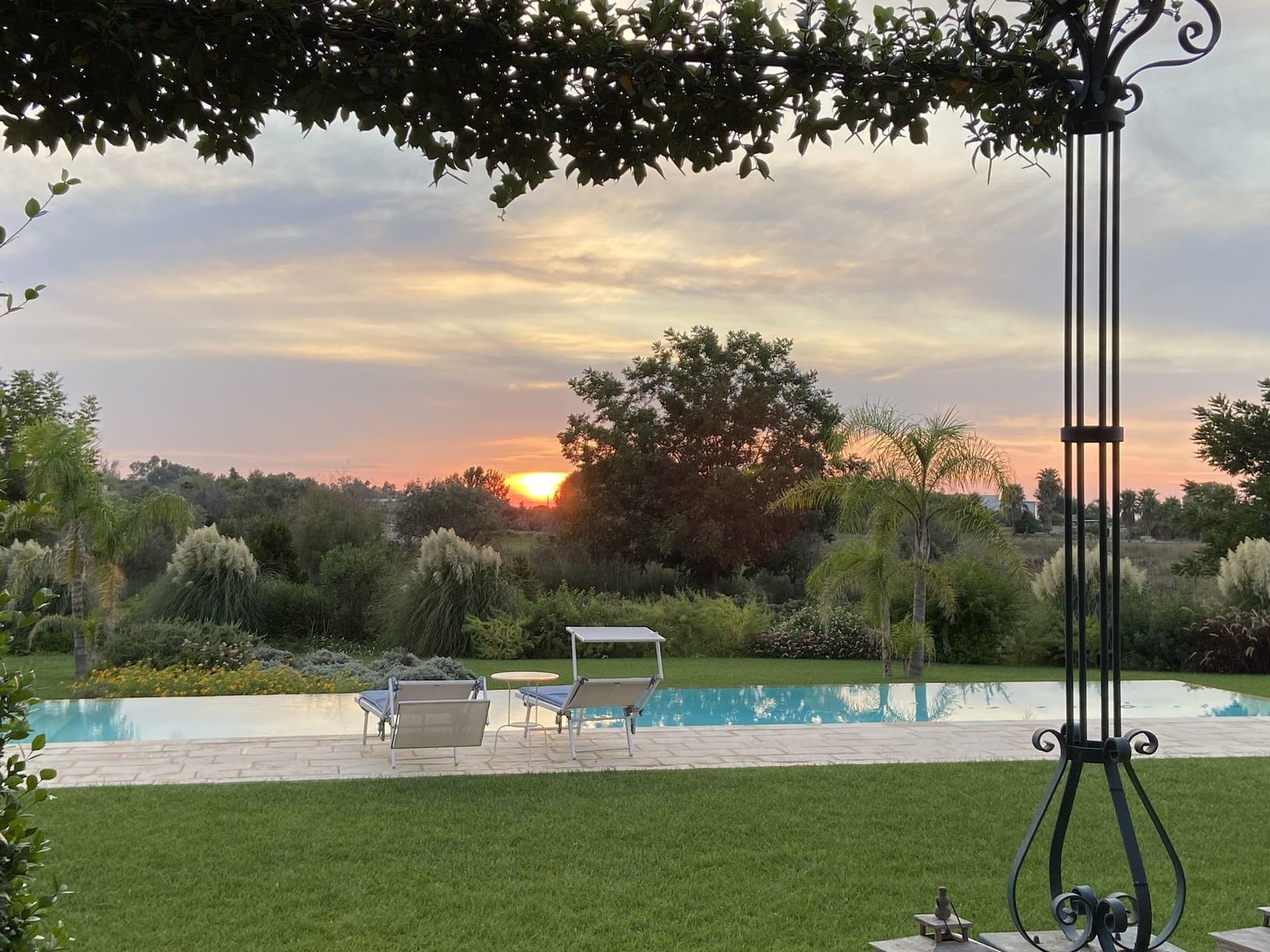 Blick über den Pool der Villa Cafaro zum Sonnenuntergang