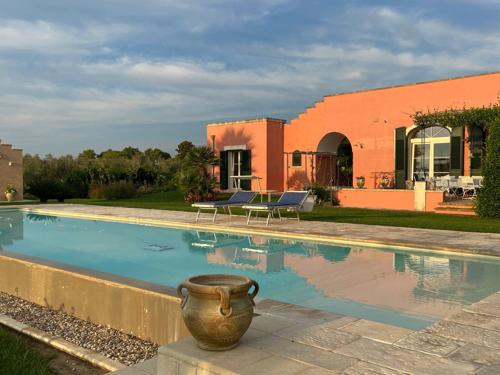 Villa Cafaro mit Infinity-Pool, Garten und Terrasse im Abendlicht