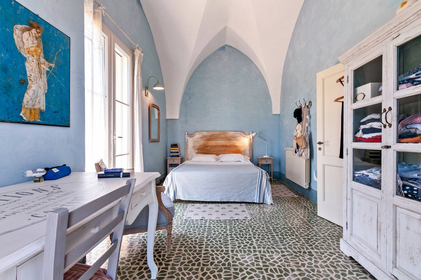Schlafzimmer der Villa Cafaro mit Gewölbedecke und Doppelbett