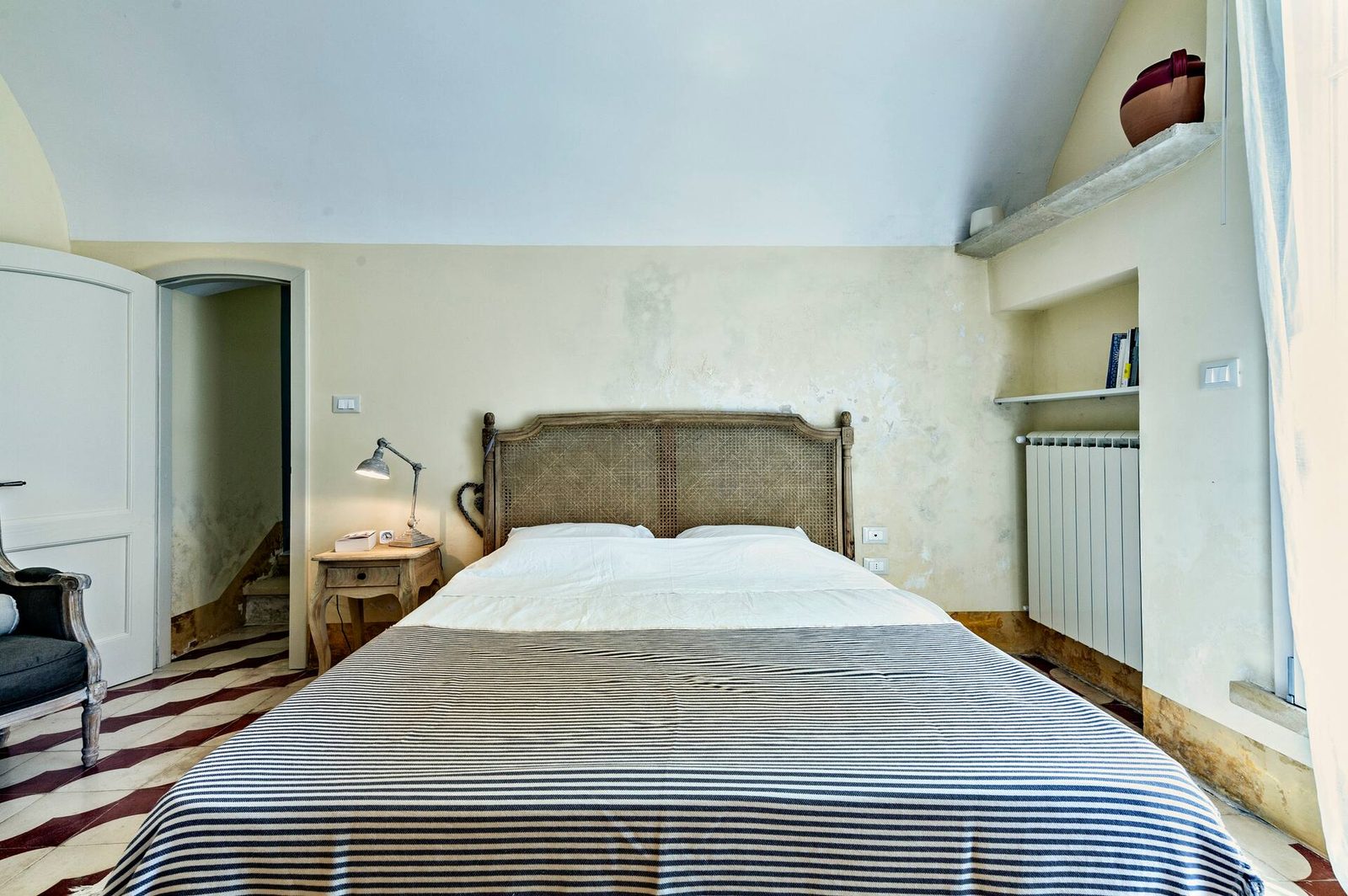 Helles Schlafzimmer der Villa Cafaro mit Queen Bed